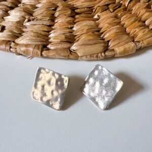 Mini brinco quadrado martelado