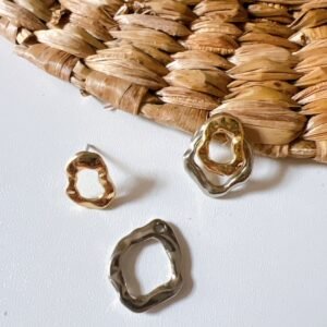 Elos orgânicos em metal banhado, misturando prateado com dourado. Dois em um.