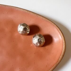 Meia bola mini em metal martelado prateado