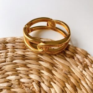 Bracelete em metal dourado