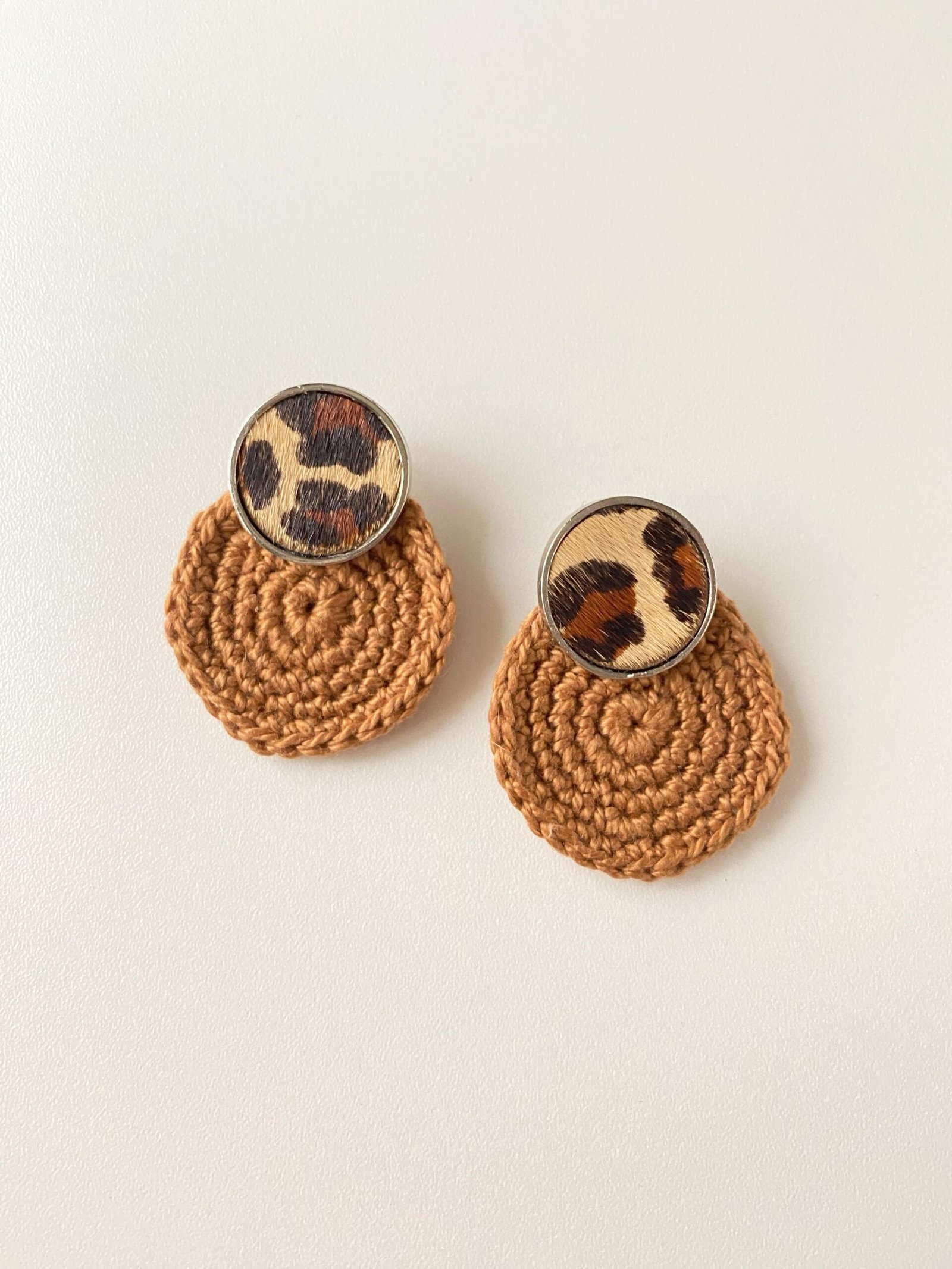 Brinco Botão Animal Print