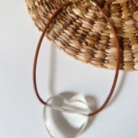 Colar Amour - Colar de couro marrom com pingente de coração transparente